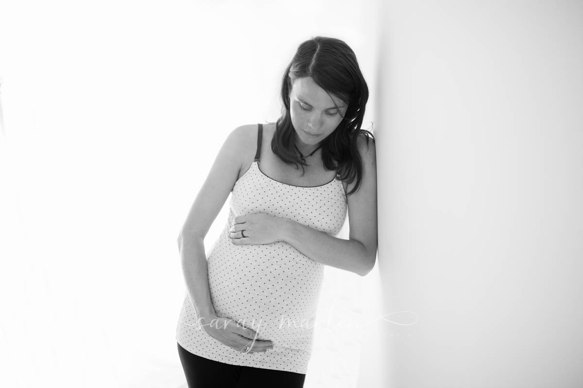embarazada apoyada en pared
