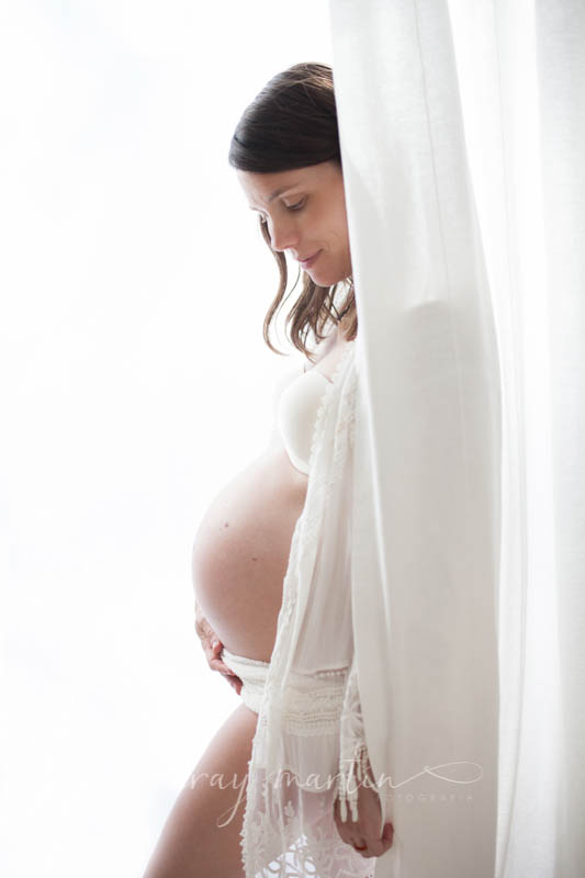 embarazada al lado de cortina